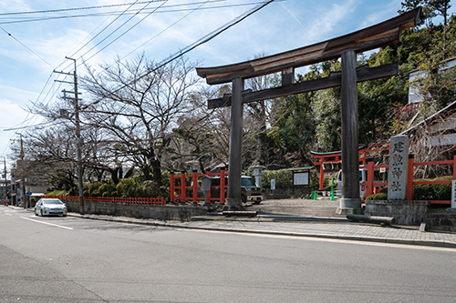 建勲神社の写真_路地にあるおおらかな住まい